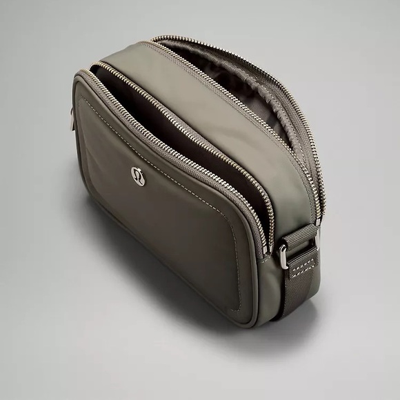 NWT Lululemon Crossbody Camera Bag 2L - Picture 4 of 4